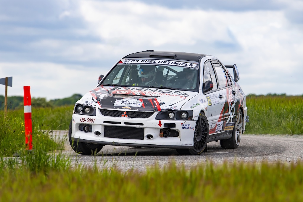 I en Mitsubishi Lancer Evo IX, der er næsten lige så gammel som chaufføren, kørte Jarno Pentinpuro/Juho-Ville Koskela fra Finland sig til andenpladsen i Rally Kjellerup.
(Foto: Jokum Tord Larsen)